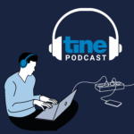 tine Podcast Cover-Bild: Ein Mann sitzt an einem Laptop und hat Kopfhörer auf.